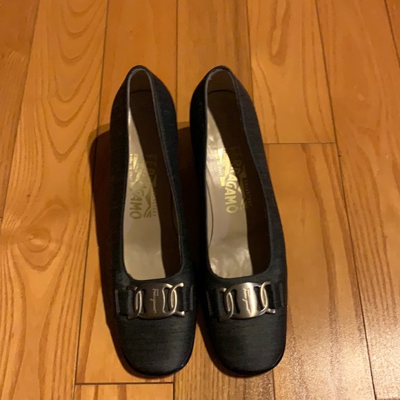 SALVATORE FERRAGAMO grey pumps - Picture 1 of 7